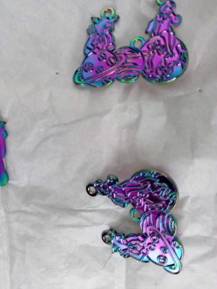 寻求电镀彩红色的加工厂，量暂时每天一百来件，材质是锌合金的