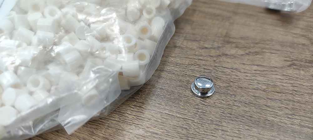 寻求塑胶PC电镀/真空镀的加工厂，目前打样6000个，PC材质