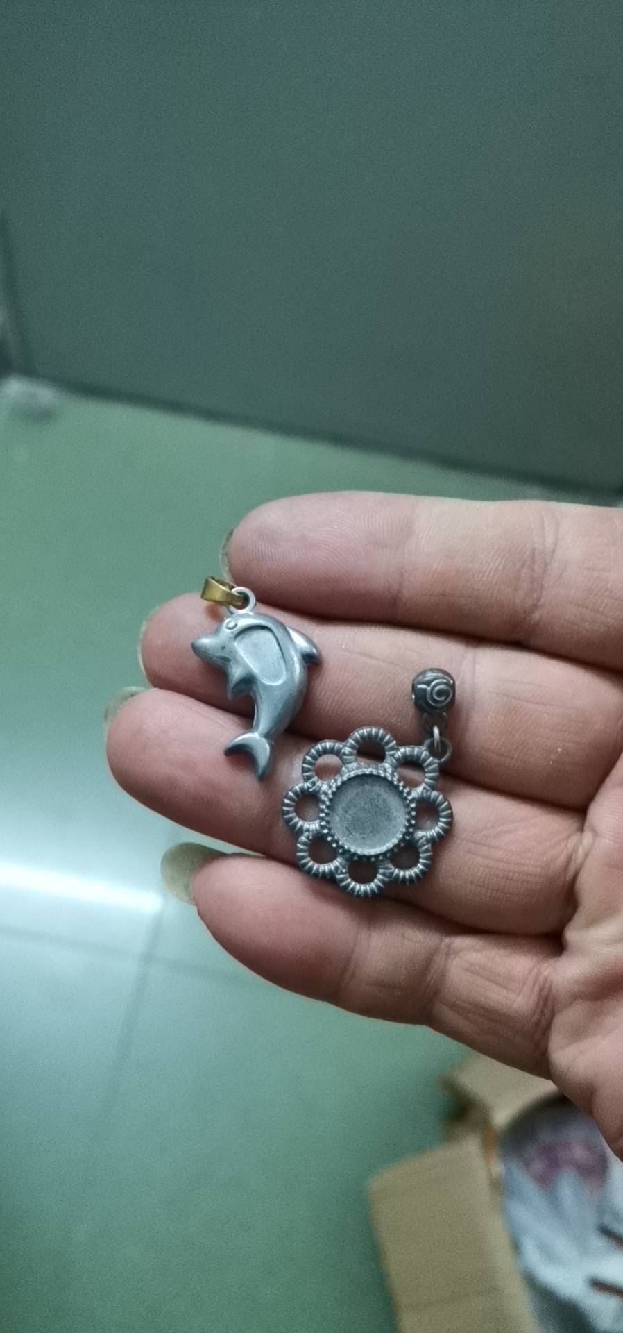 寻找能电锌合金光面的饰品电镀厂，量还可以