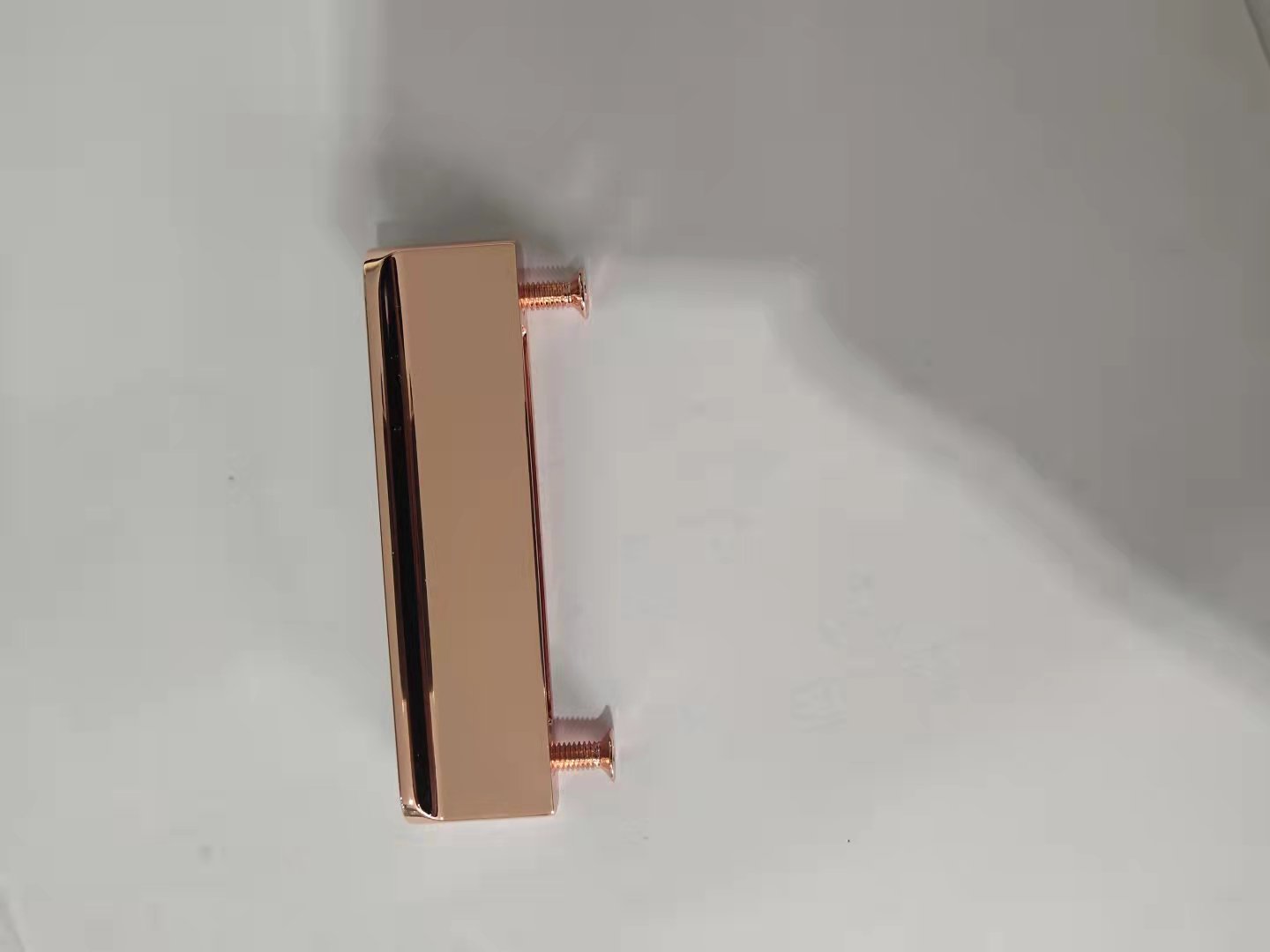 寻求水镀玫瑰金的加工厂，月需求几万件，材质是锌合金的