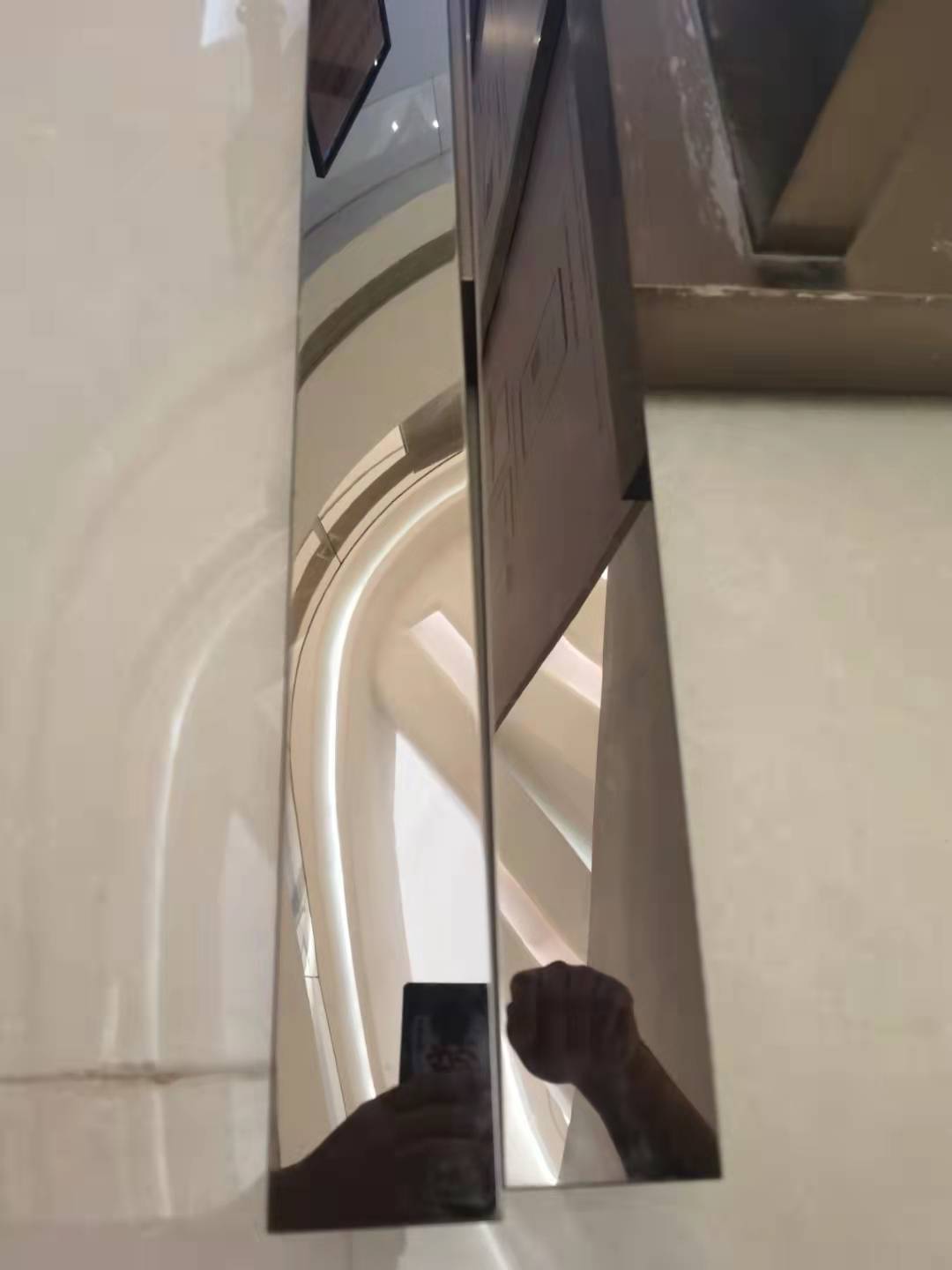 寻求东莞塘厦附近地区镜面抛光加工厂，这款广告机是定制产品