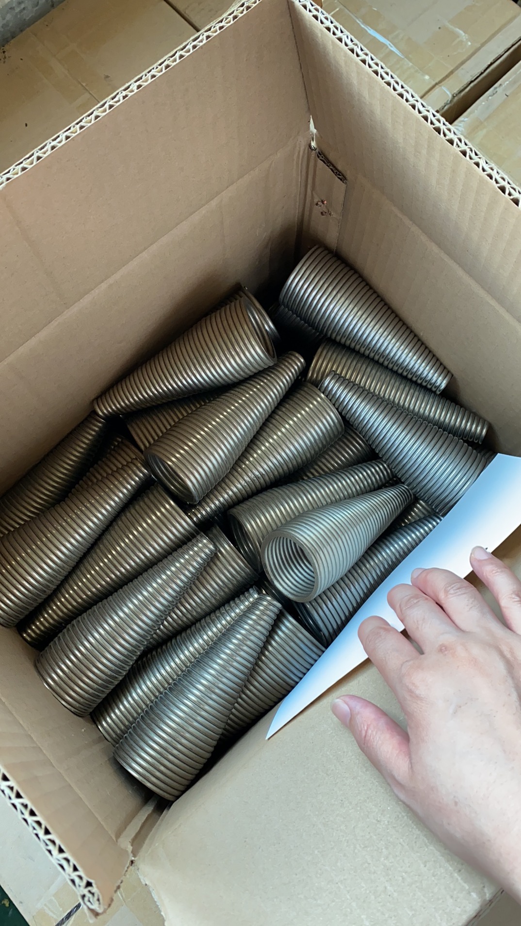 寻找东莞黄江附近地区挂镀六价黑铬加工厂，批次2万个，经常有