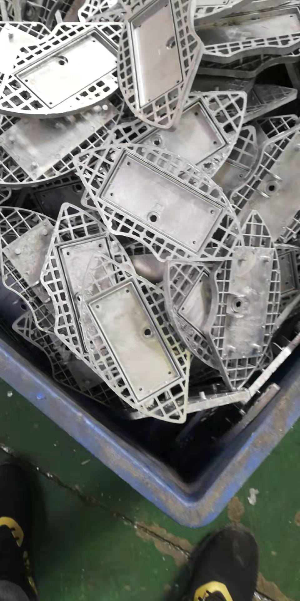 寻求打磨和喷粉的合作供应商，目前手上有十万多件需要加工