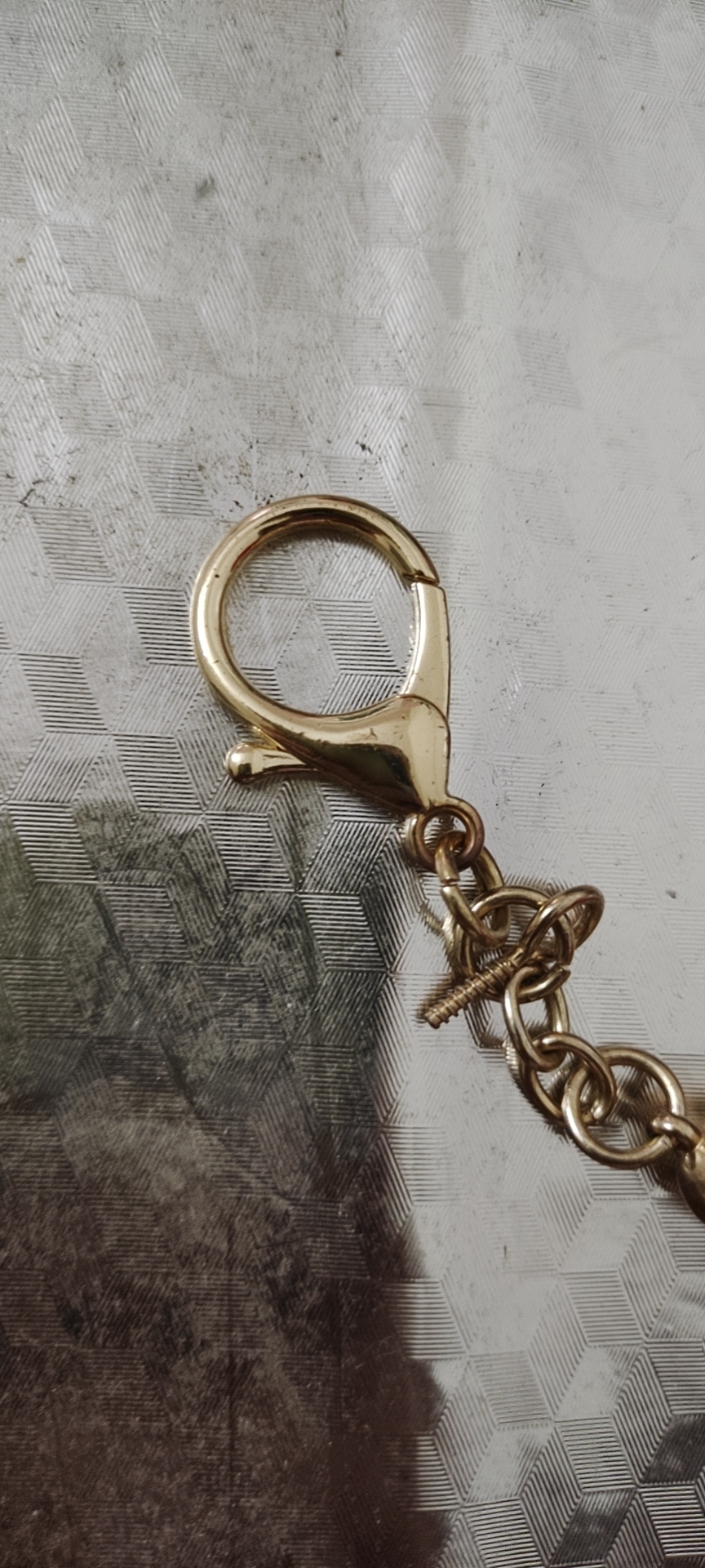 寻求惠州区域滚镀仿金色加工厂，有600万-1000万件如图锌合金加铁的钥匙扣产品