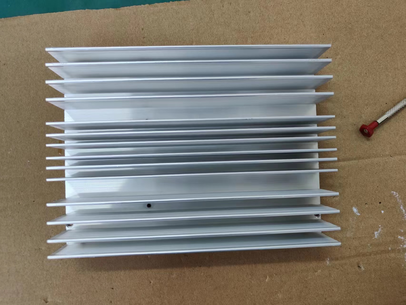 寻有做散热器的厂家，刚起步量不大，每个月大概五百件左右