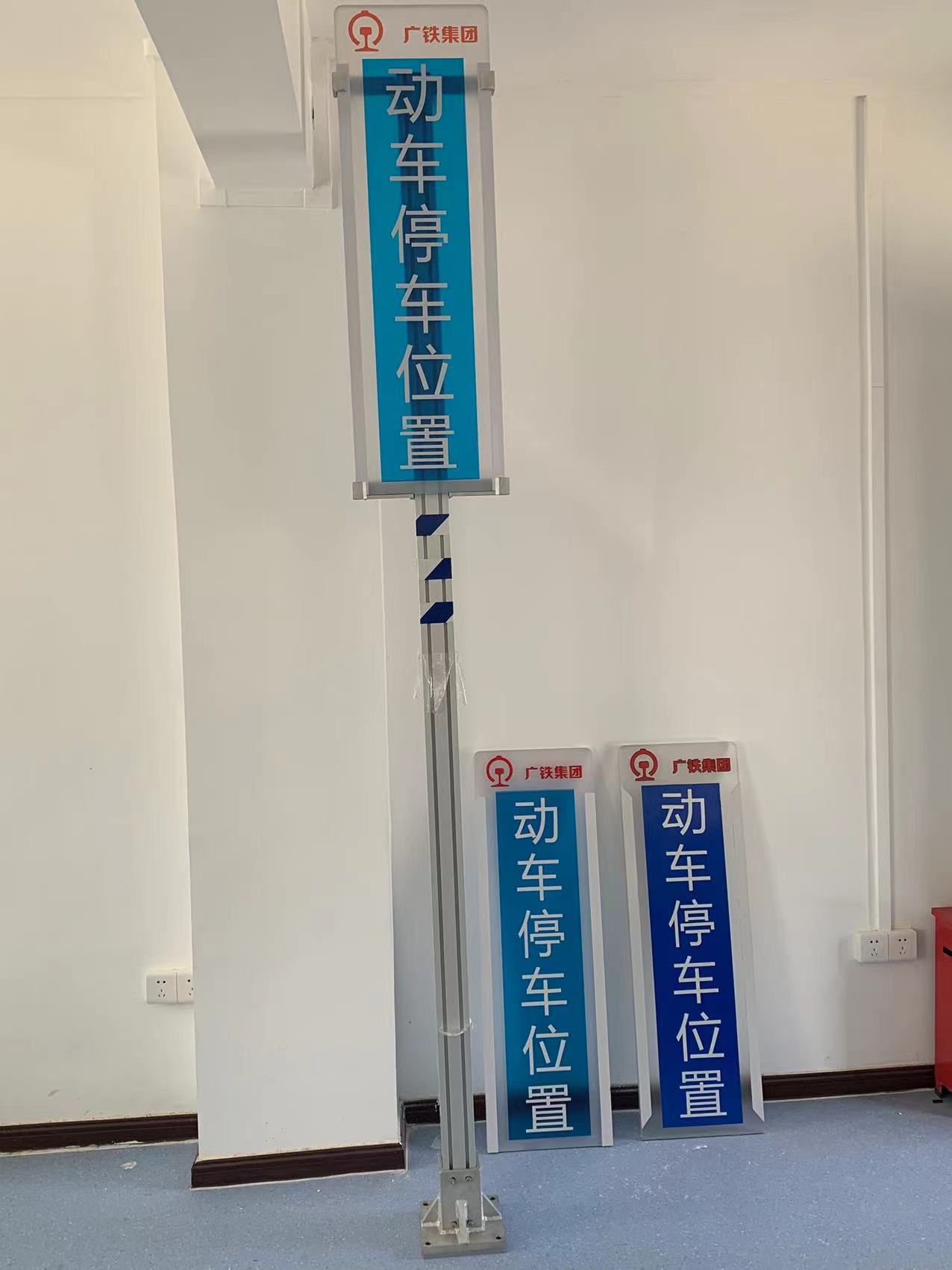 寻有能做亚克力广告牌的加工厂，需求量1500件，产品如图