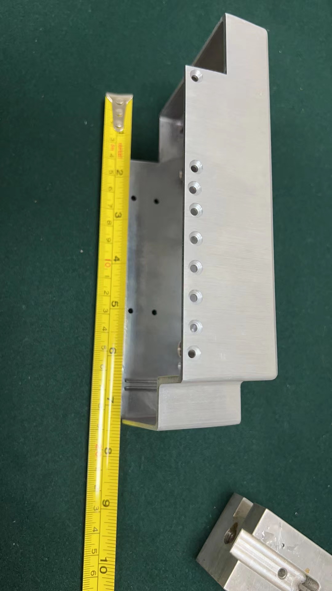 寻有在凤岗周边专业做拉丝加工厂，一次有一万件左右