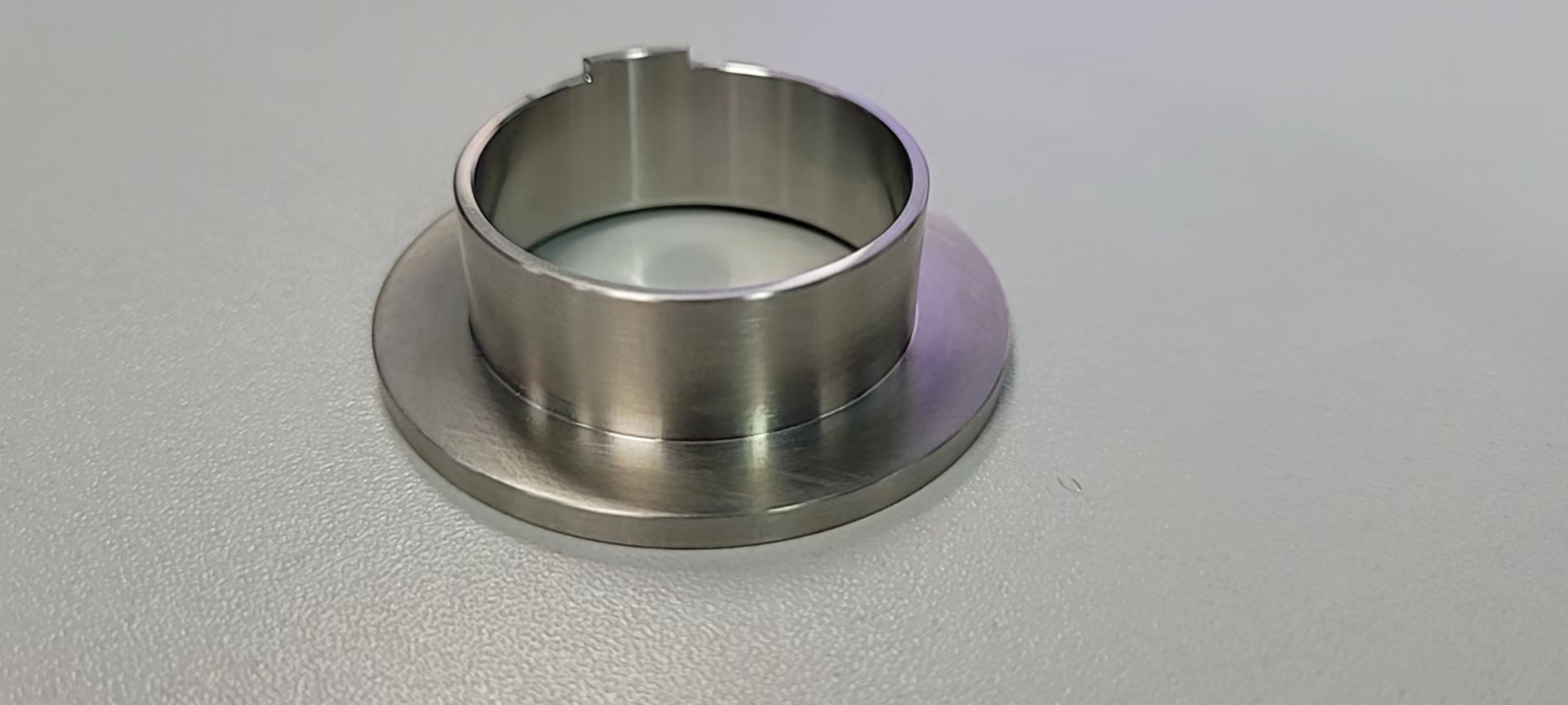 寻有做拉丝合作的加工厂，一个月有8000件，材质是不锈钢的