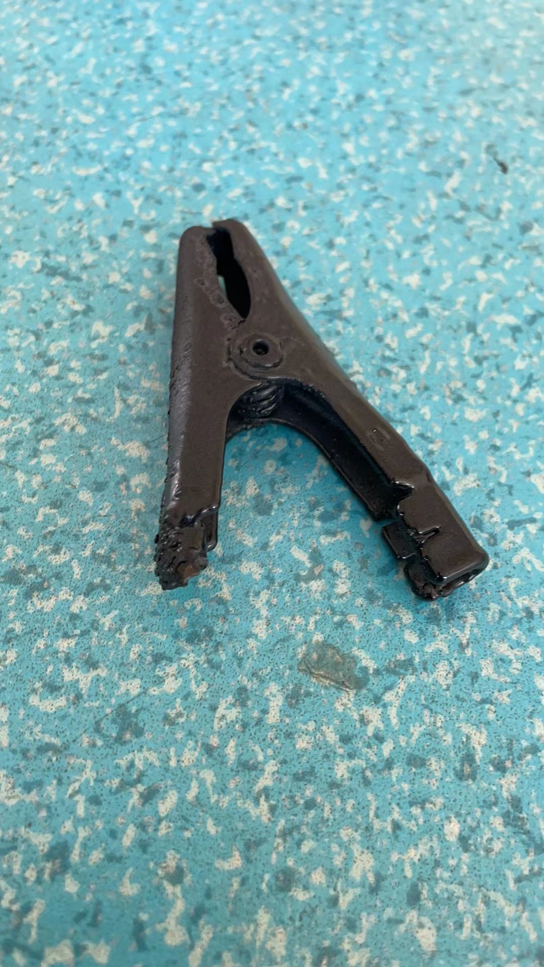 寻找有做如图鳄鱼夹具厂商，需求新的2千件