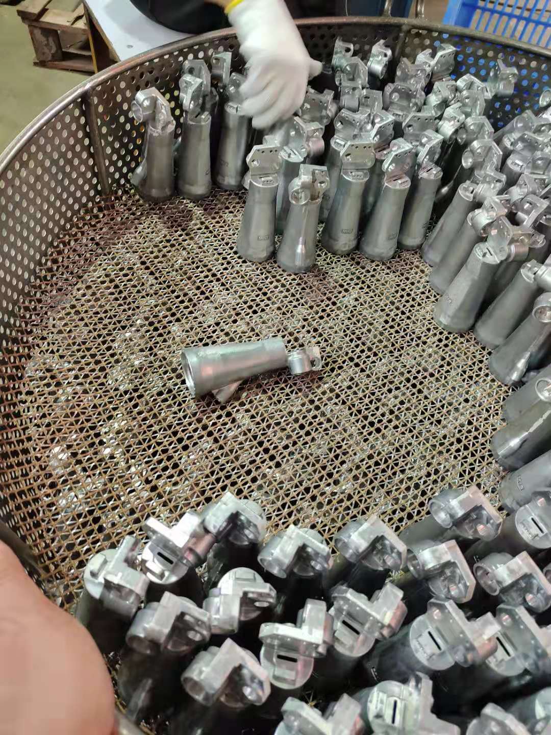 浸渗工艺外发加工，目前有几款产品都要做的，一个月几万件