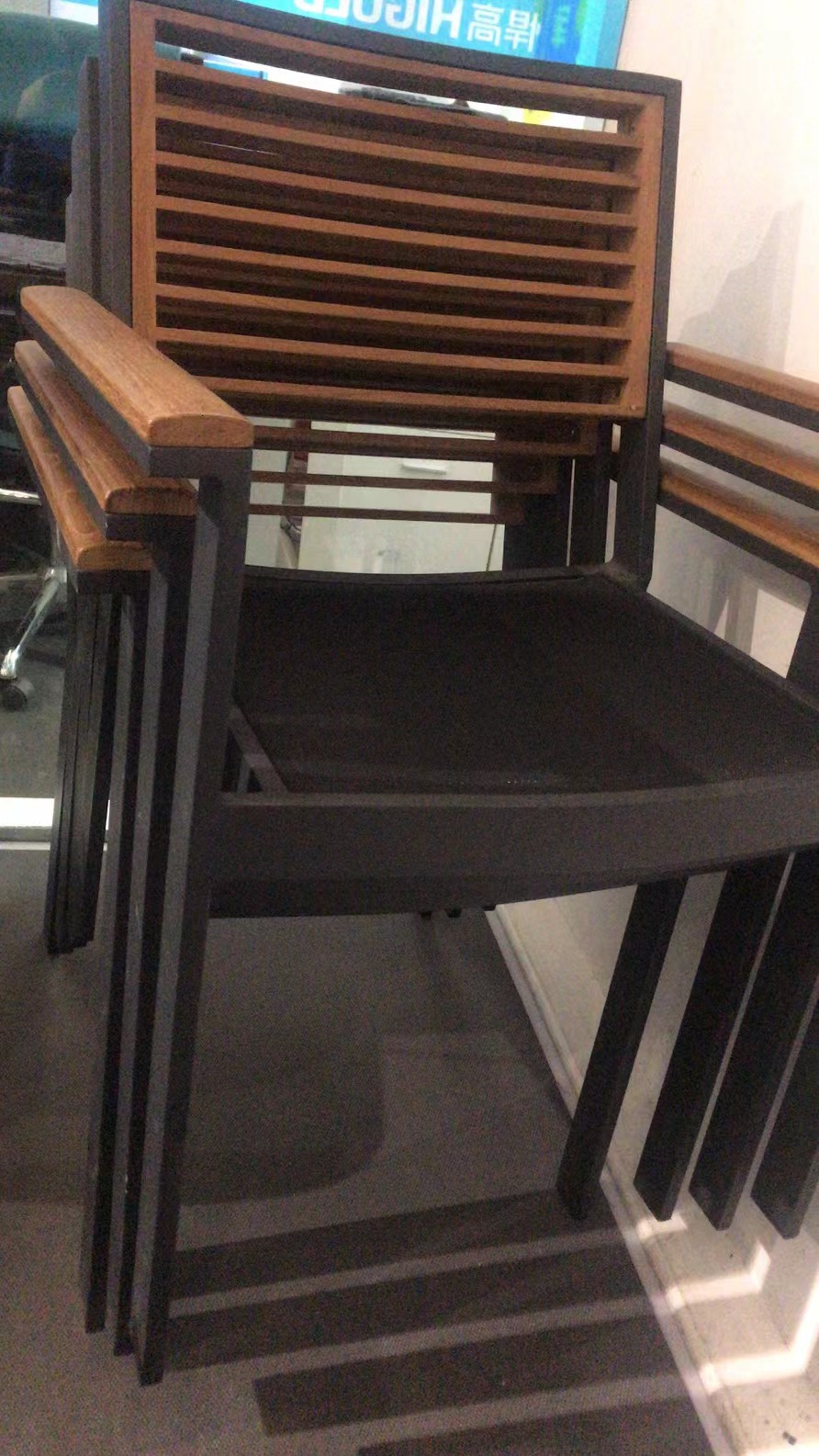 寻能做铅椅的喷粉加工厂，一次有400-500张，材质是铝的