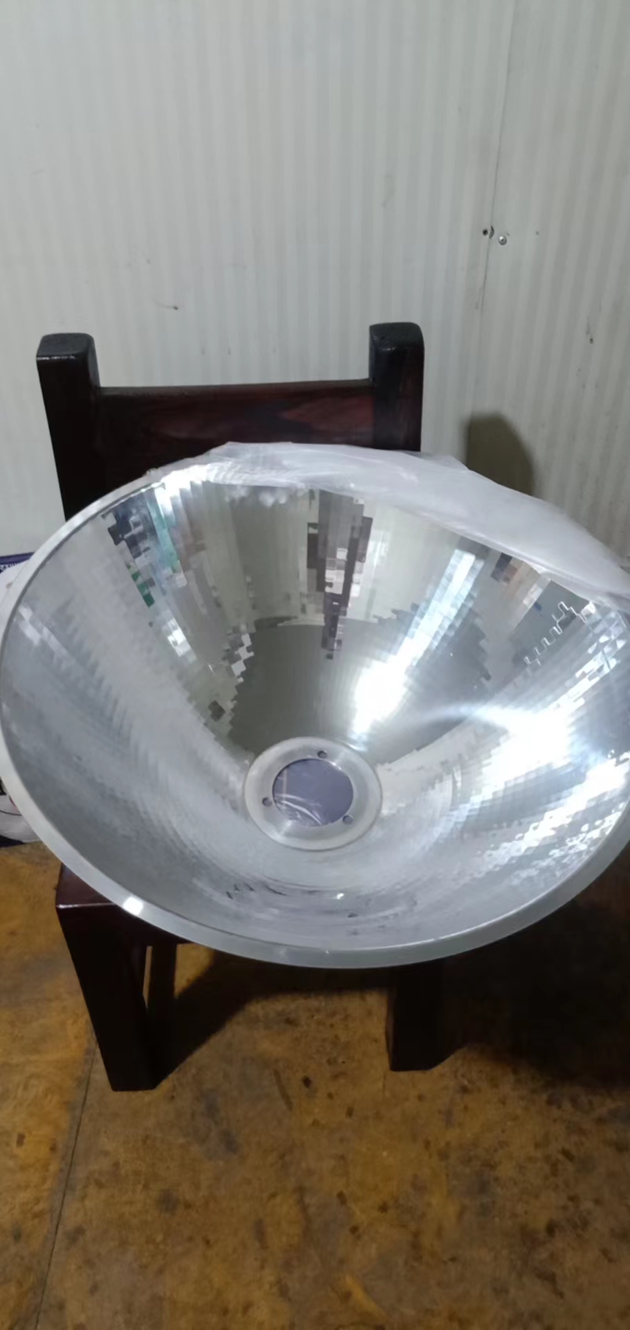 寻能做真空镀合作的加工厂，先打样一件，是一款纯铝的反射罩