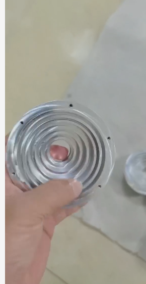 寻能做镜面抛光的加工厂，目前有几万件，材质是铝合金的