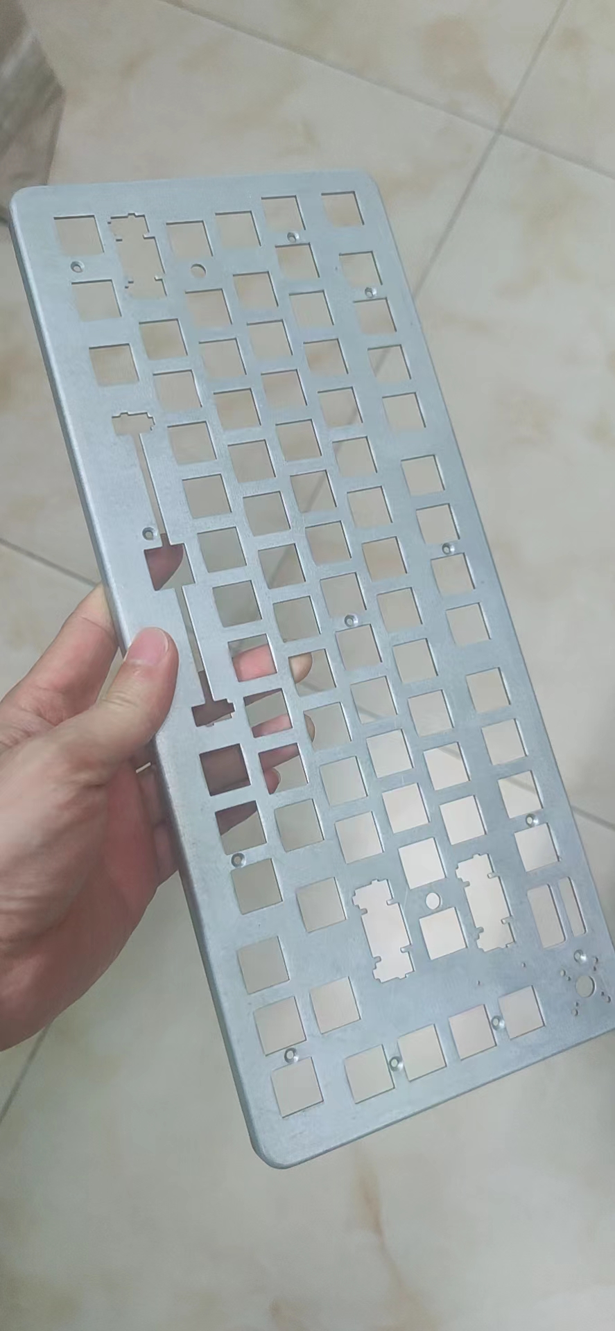 寻一家可配合的喷油加工厂商，每月十万件