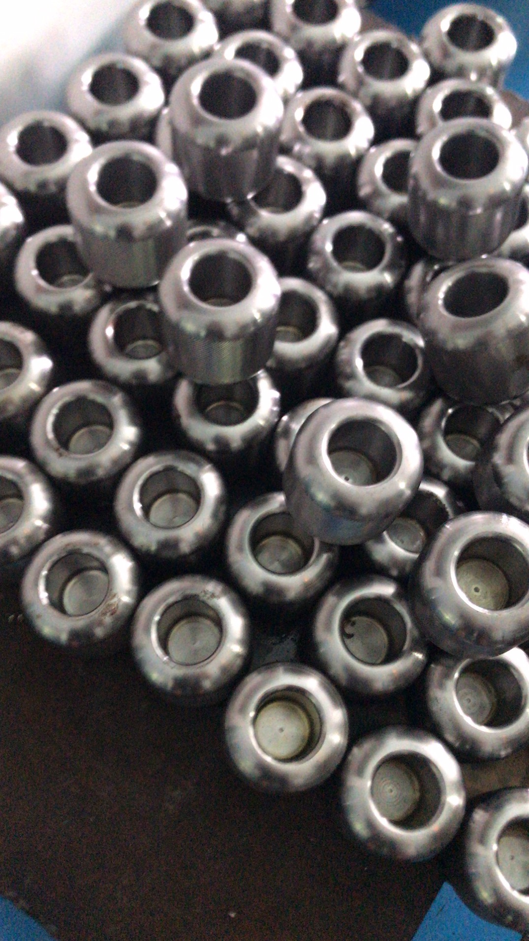 有在长安虎门镀黑锌的加工厂，每月有五百公斤