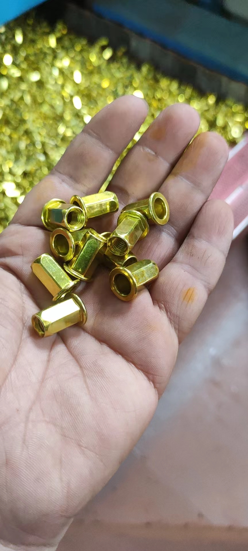 寻东莞附近电镀浅金色的电镀加工厂，每批量60-70公斤