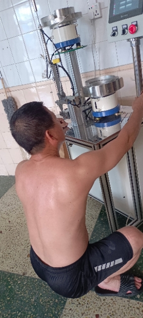 求购如上图那种类似或一样的装弹簧和铆钉的夹子的设备