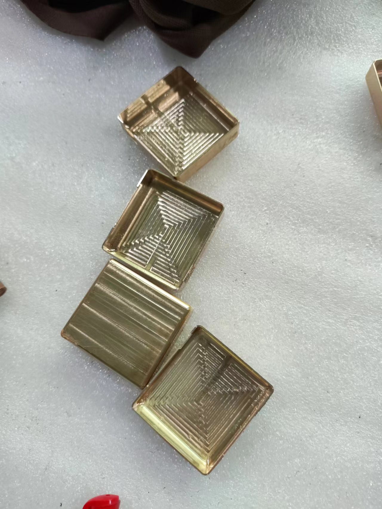 寻能做黄铜镀化学镍的电镀加工厂，量不多，现在需要做50件左右