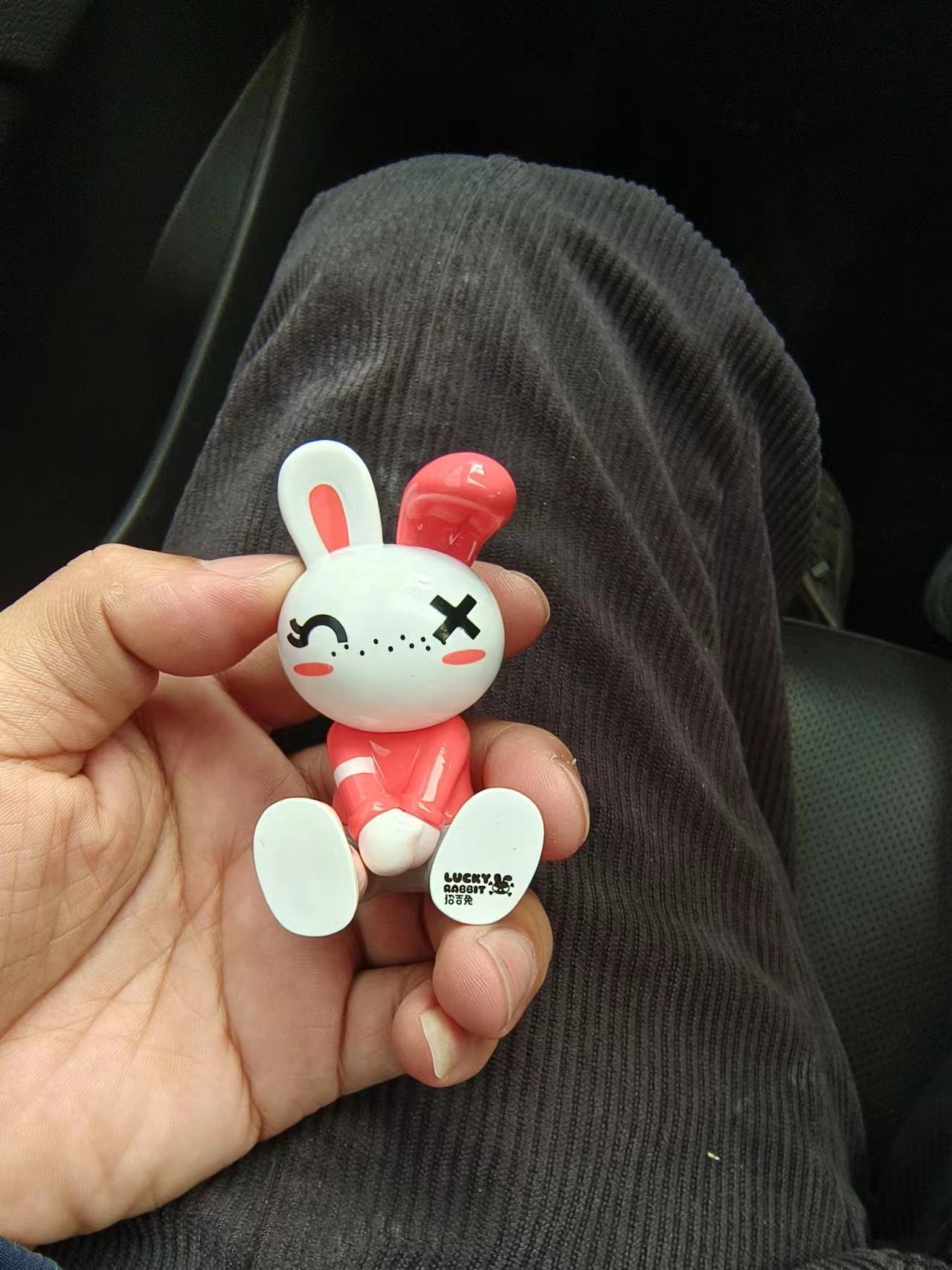 急需石排周边喷PU油的喷油加工，两个件