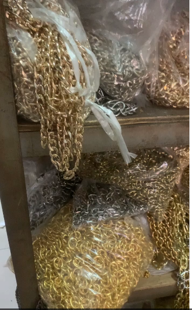 长期外发氧化加工厂，目前有5-6万米，长期有货