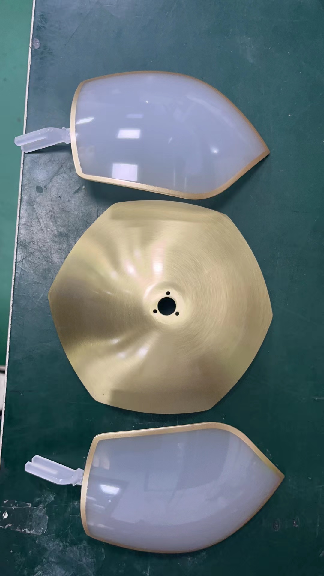 寻塑胶喷油的加工厂，目前手上有18000件，材质是pc