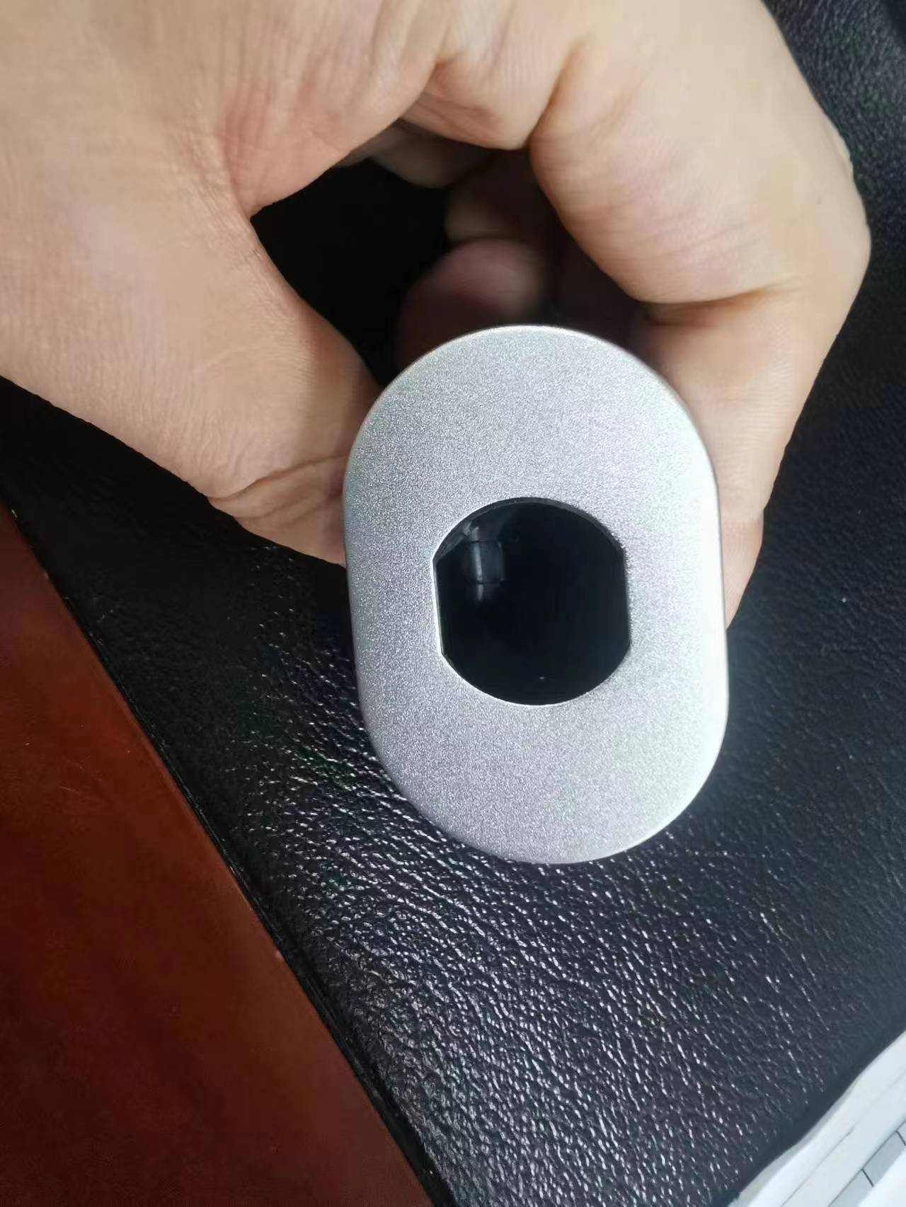 真空镀银色外发加工，每月12000件左右，材质是pc