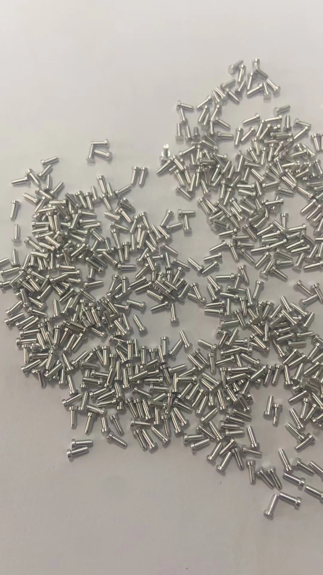 寻东莞凤岗地区铝钉喷油厂商，有100万粒，铝材如图
