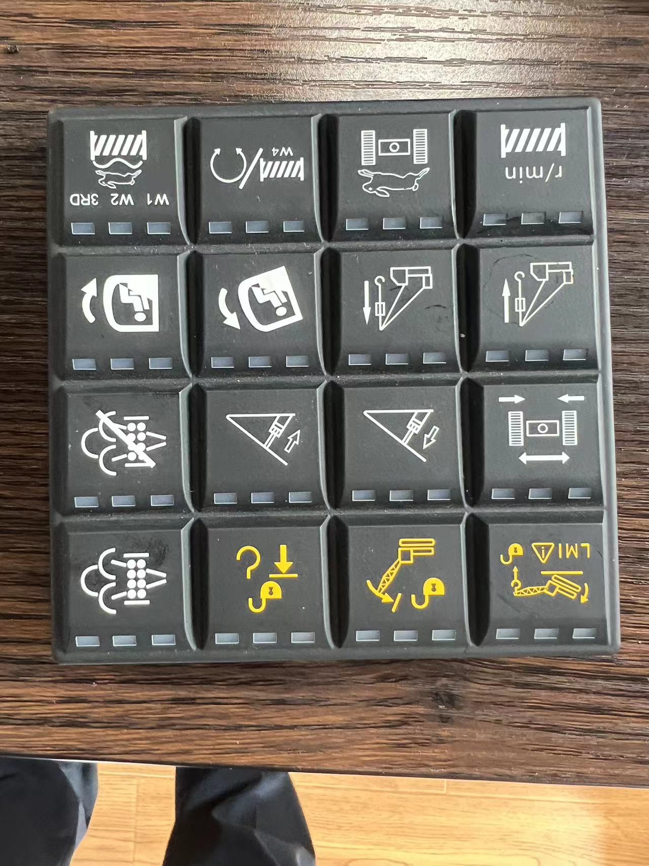 表面喷漆外发加工，一个月2万左右的订单量，材质是硅胶