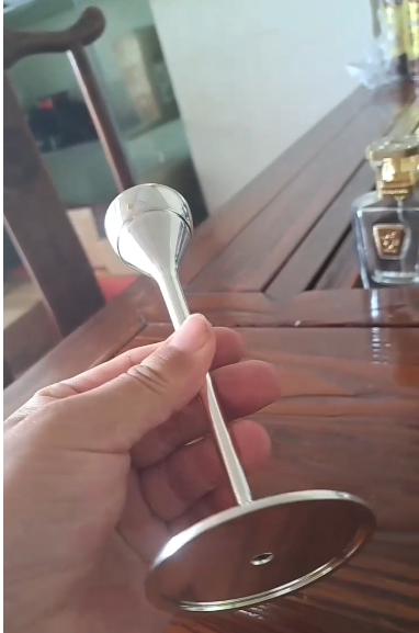 水镀银色外发加工，批次两万件，材质是锌合金的