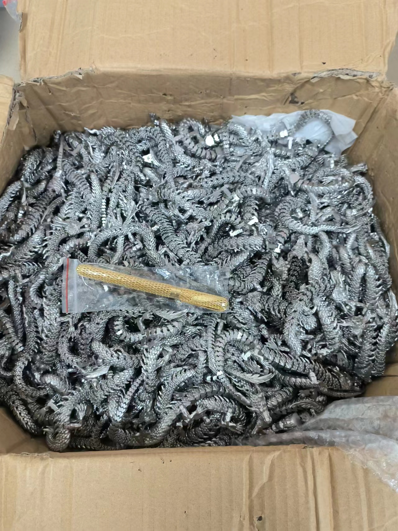 寻龙岗地区有做水镀金色的电镀加工厂，目前有一千多件