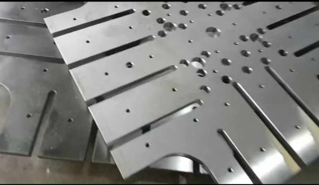 寻找挂镀白锌合作电镀加工厂，目前有两吨的用量，材质是45号钢的