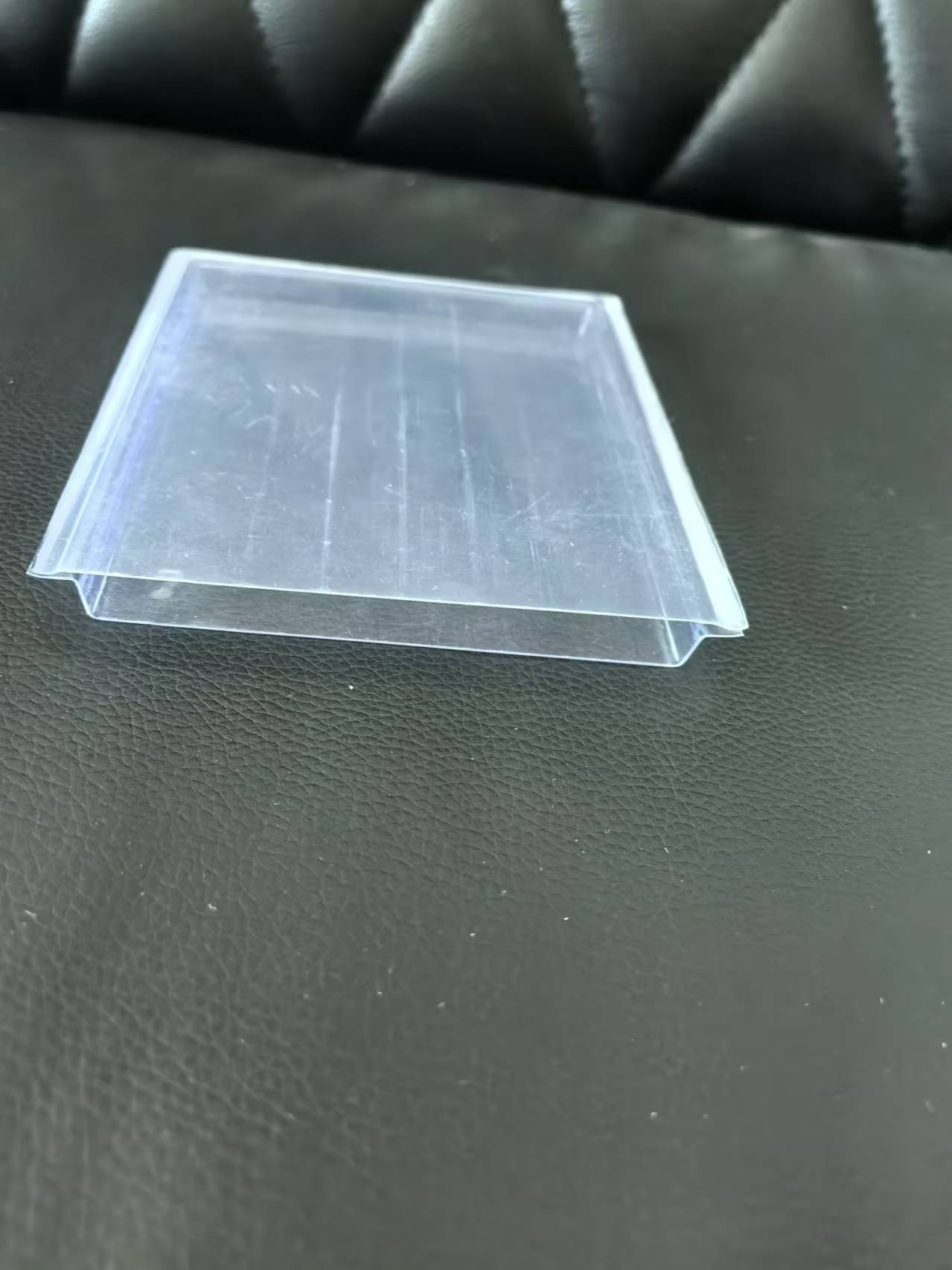 寻注塑工艺的加工厂，每月一万件~五万件，材质是透明PET塑料的