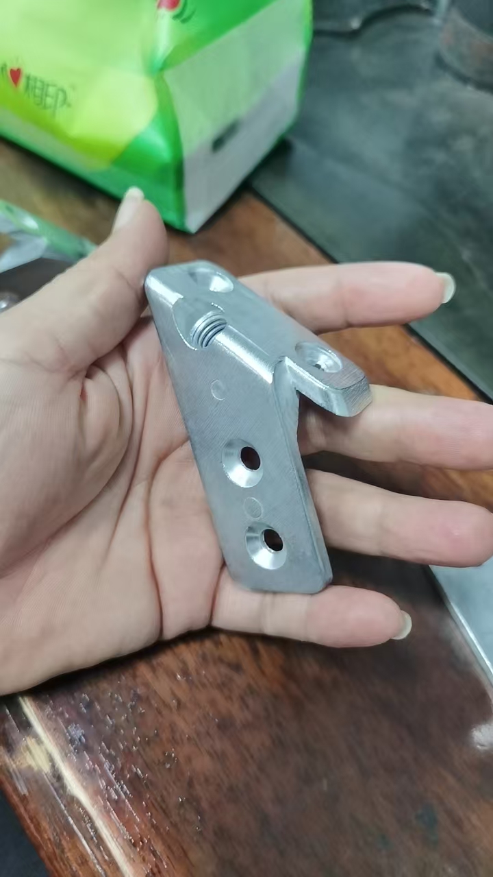 寻锌合金压铸工艺加工厂，目前有一套，如图，锌合金材质，开模具，包工包料
