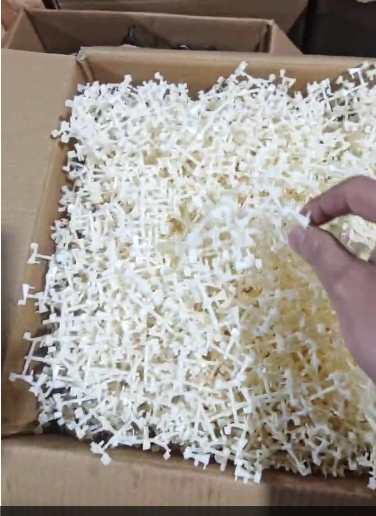 寻塑胶电镀加工厂，有3400件，如图，ABS材质，产品不是特别大的，要挂镀