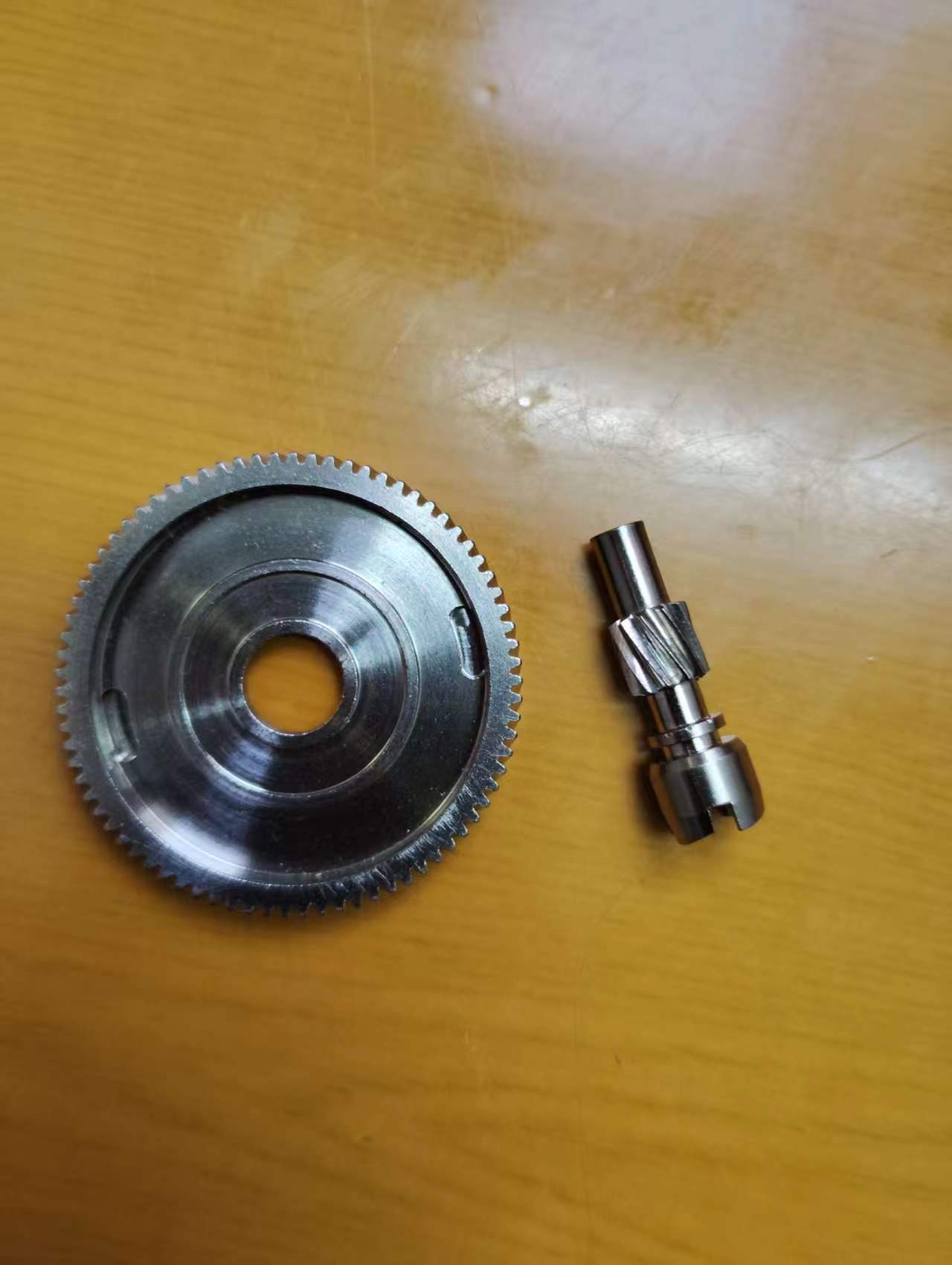 急需找cnc 合作加工厂，每个月量一万套以上，盘是TC4钛合金，轴是316的，是配成套的