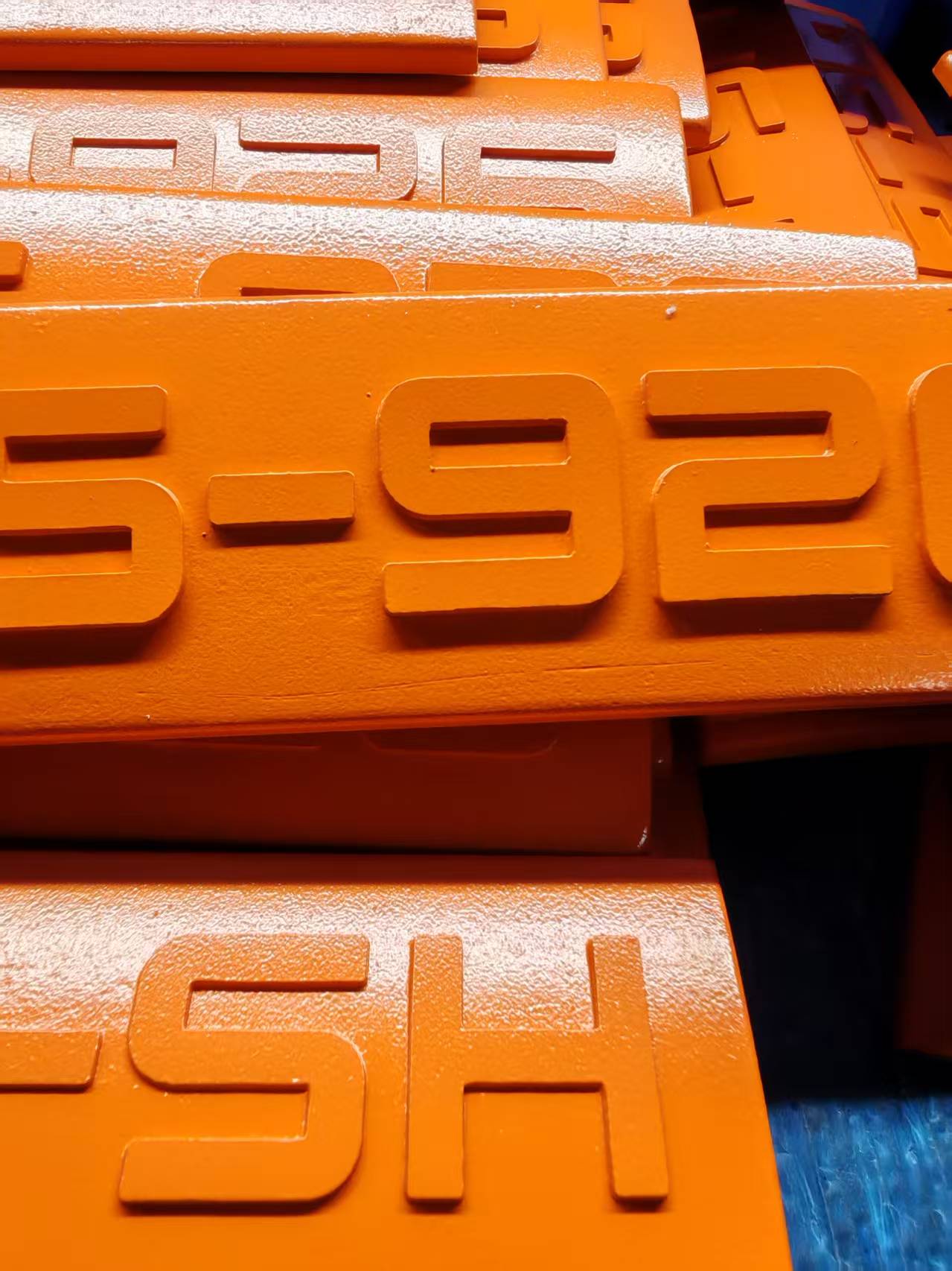 寻自动磨床的加工厂，量有两千，如图，压铸的铝合金，烤漆后要把字体磨出来