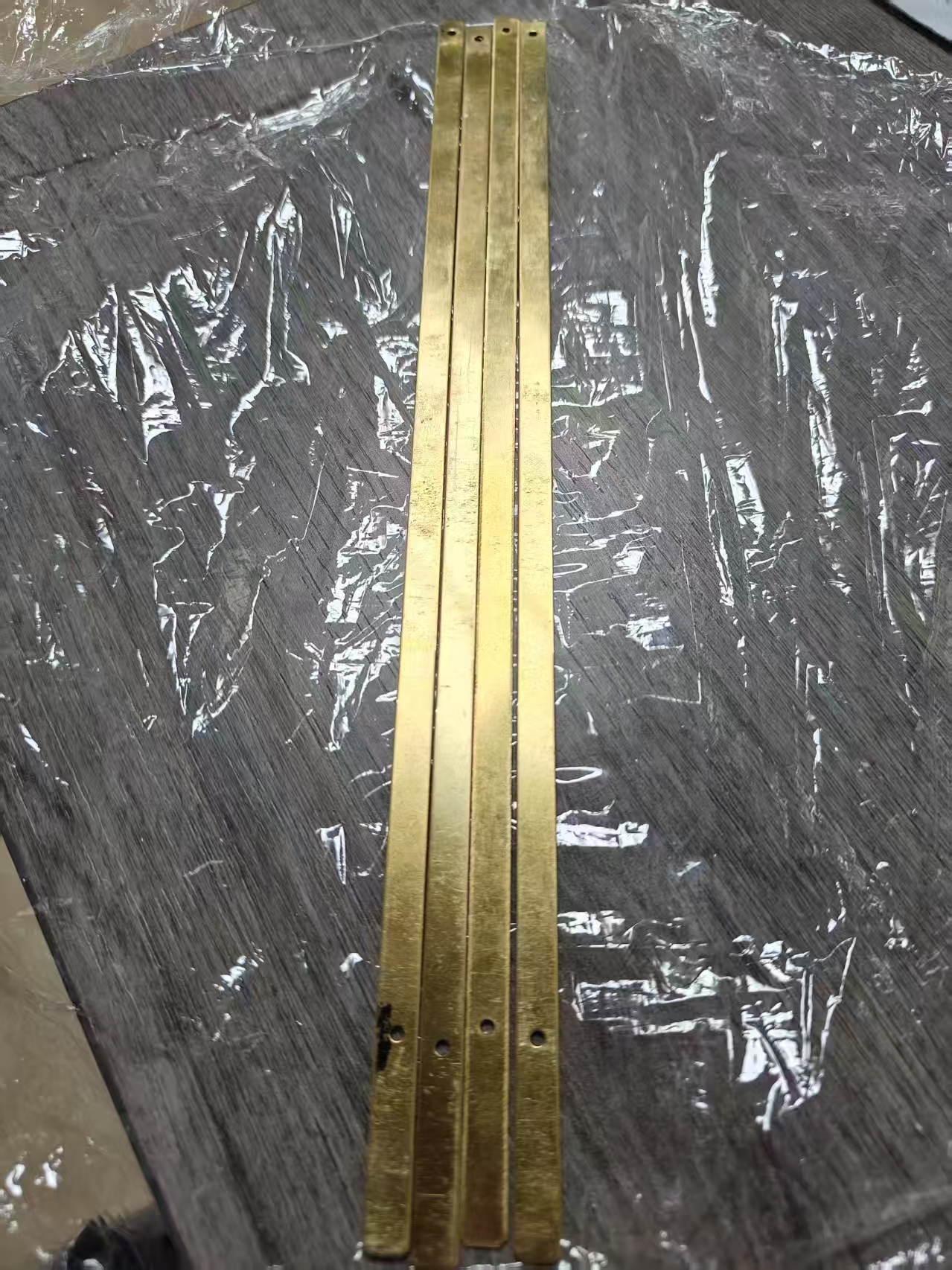 找电镀高温亚锡合作加工厂，每月100000件，材质是H62黄铜的，黄铜件的长条