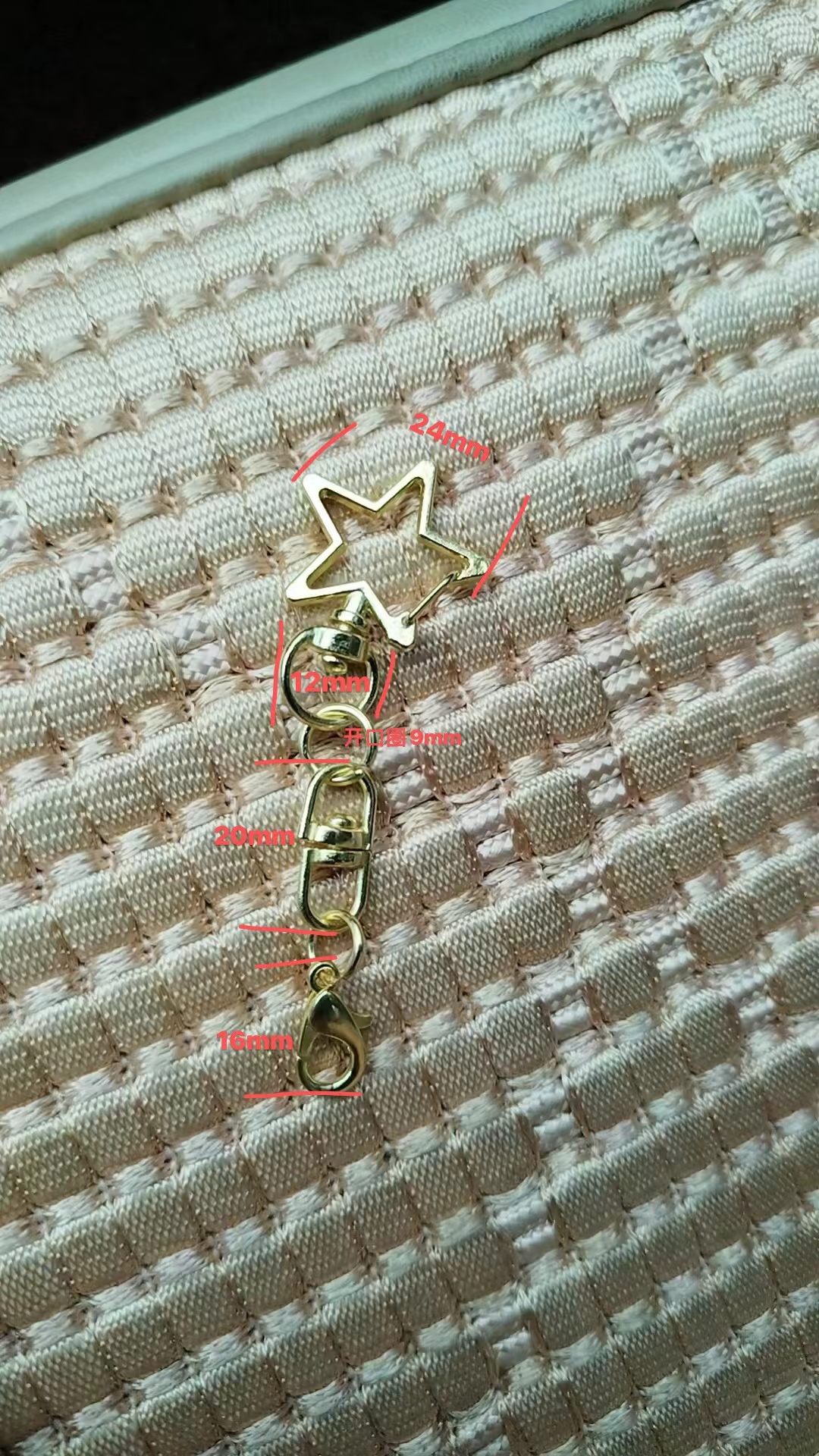 寻有做如图这款勾扣整条青铜色的五金件的加工厂，目前需求量八万套的订单，可以定做的