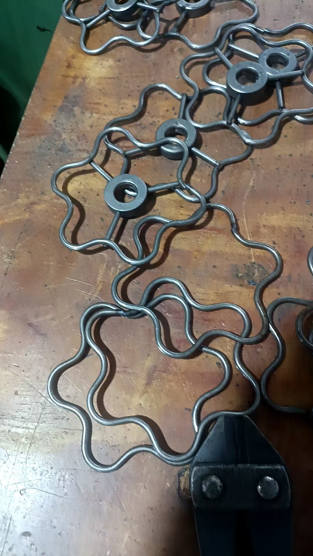 寻求喷粉，烤漆合作加工厂，每天订单量一万套~四万套，款式比较多，铁材质的，都是灯