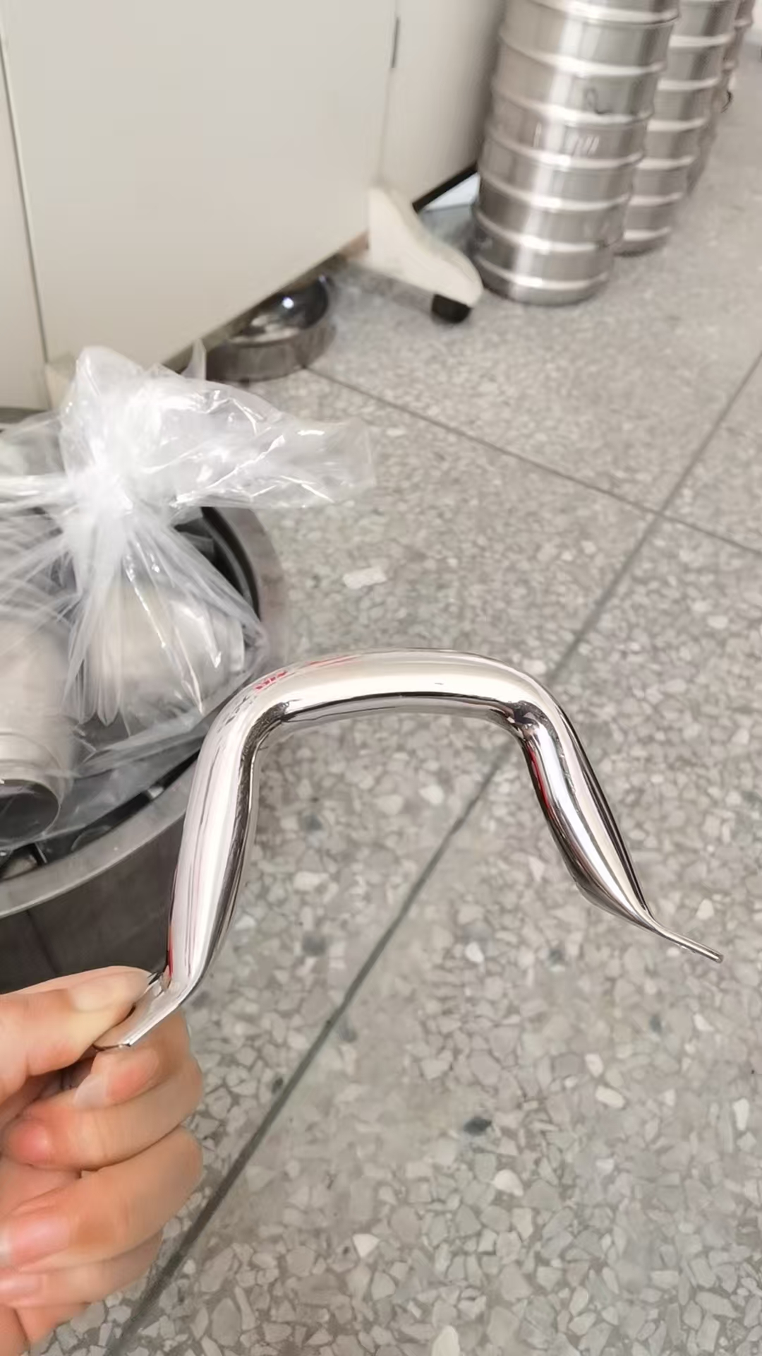 寻抛光加工厂，目前有两千三百多个，后期还有，如图，不锈钢材质，锅的手把